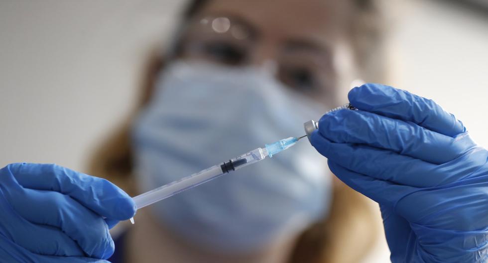 En esta foto referencial del martes 8 de diciembre de 2020, una enfermera se prepara para administrar la vacuna Pfizer-BioNTech COVID-19 en el Guy's Hospital de Londres, Reino Unido. (AP/Frank Augstein).