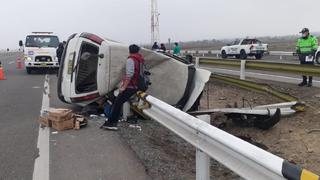 Cañete: Vehículo se despista en Panamericana Sur y destruye barandilla de seguridad
