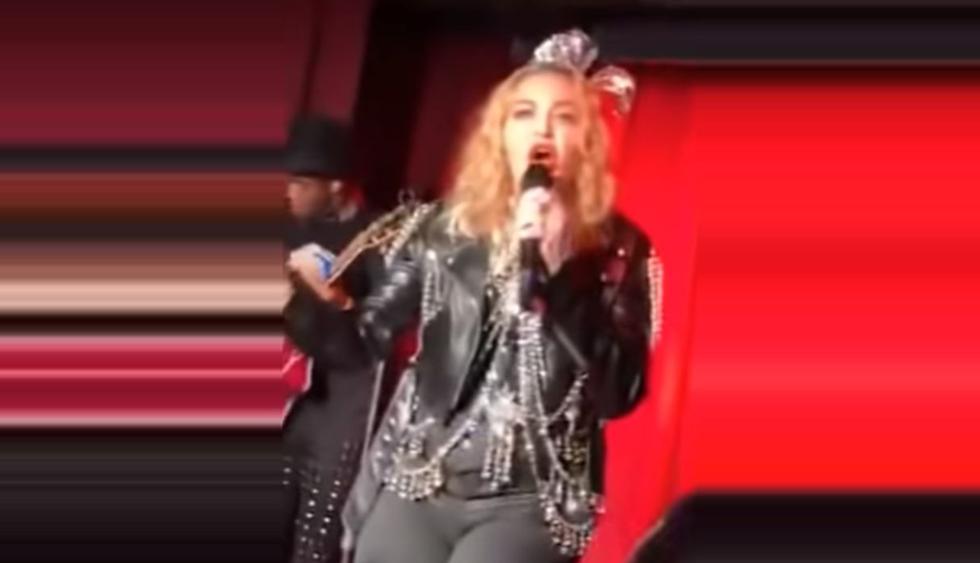 Madonna ofreció un concierto sorpresa junto a su hijo en el histórico bar Stonewell Inn de Nueva York en Año Nuevo. (Foto: Captura de video)