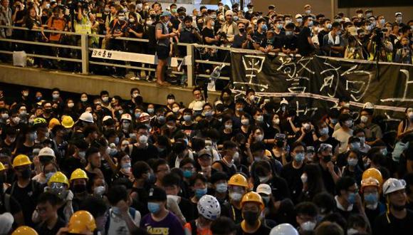 Miles de manifestantes se reunieron en la sede de la policía de Hong Kong exigiendo la renuncia del líder pro-Pekín de la ciudad y la liberación de manifestantes arrestados. (Foto: AFP)
