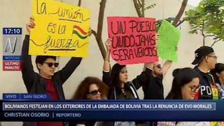 Grupo de bolivianos en Lima se manifiesta en su embajada tras renuncia de Evo Morales