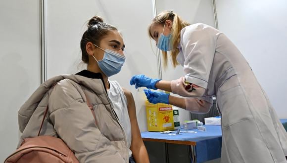 Ucrania, de casi 45 millones de habitantes, enfrenta en las últimas semanas su peor ola del coronavirus a causa de la variante Delta. (Foto: Sergei SUPINSKY / AFP)