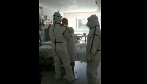 El emotivo baile de un paciente con COVID-19 que permaneció 30 días en cuidados intensivos. (Captura)