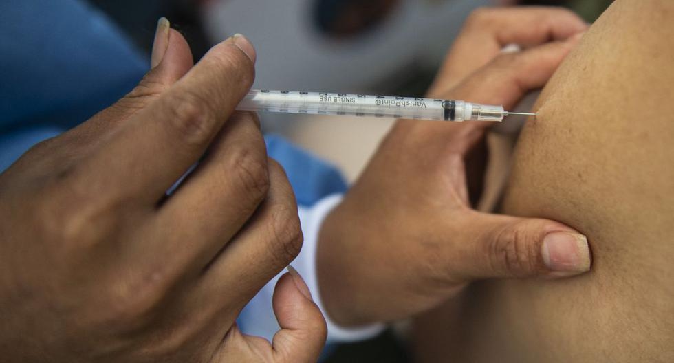 Imagen de una vacunación contra el coronavirus. (Foto: Ernesto Benavides / AFP)