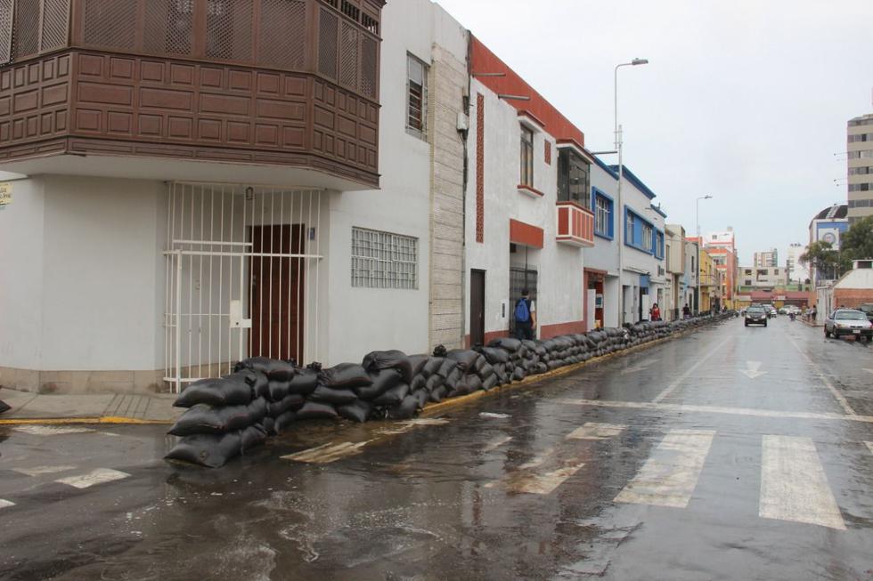 La Municipalidad Provincial de Trujillo colocó sacos con arenas en diversas calles del Centro Histórico ante posibles huaicos. (Foto: Alan Benites/Perú21)