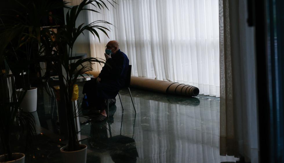 Un paciente de COVID-19 es visto esperando en el Hotel Meliá Sarriá en Barcelona, el 2 de abril de 2020. (PAU BARRENA / AFP).