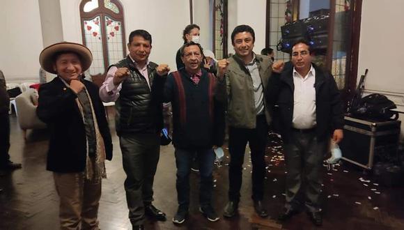 Roger Najar, al centro, acompañado por Guillermo Bermejo y otros miembros de Perú Libre. (Foto: Guillermo Bermejo / Twitter)