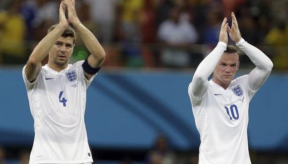 Gerrard y Rooney saludan al público después de partido ante Italia.(AP)
