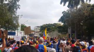 Venezolanos protestan ante un hospital para mostrar crisis a comisión de ONU