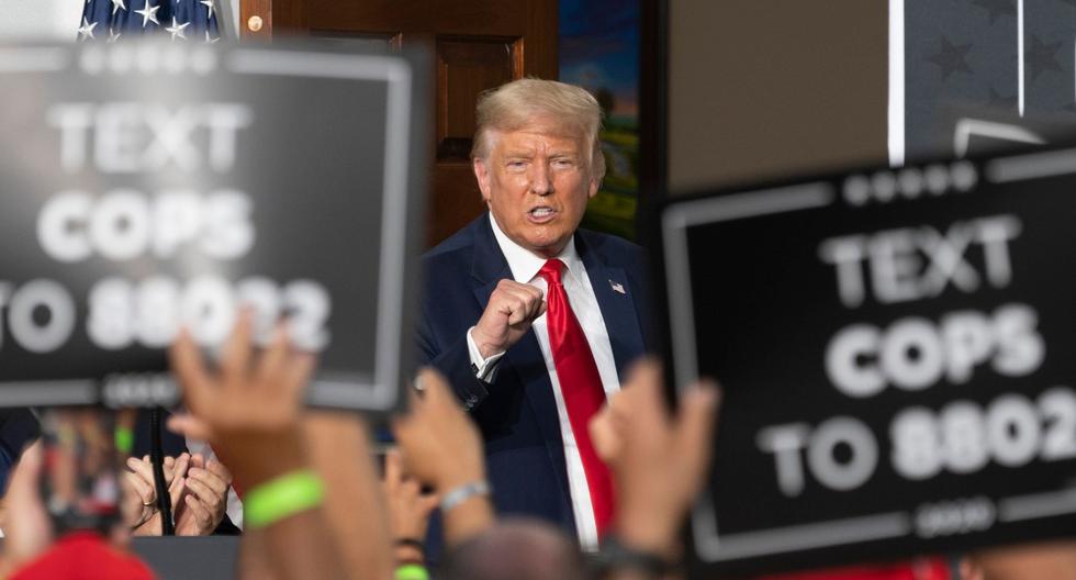 Imagen referencial. El presidente de Estados Unidos, Donald Trump, levanta el puño mientras pronuncia un discurso en Nueva Jersey, el 14 de agosto de 2020. (AFP / JIM WATSON).