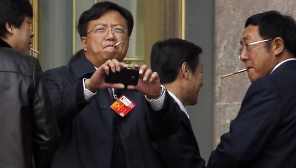 China prohíbe a sus funcionarios fumar en público. (AP)