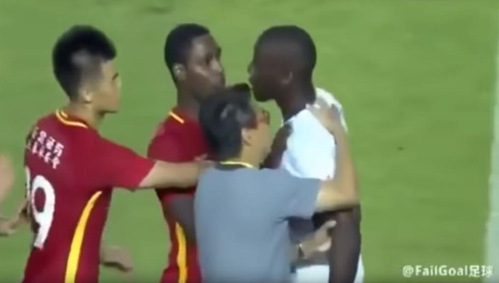 Demba Ba protagonizó un altercado con el centrocampista chino Zhang Li. (YouTube)