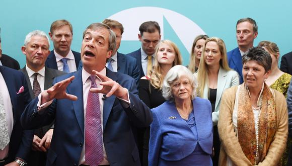El líder del Partido del Brexit, el euroescéptico Nigel Farage (c), posa para los medios. (Foto: EFE)