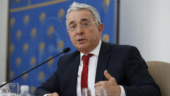 Se enfrenta Álvaro Uribe dice que el Gobierno prefirió la imposición. (EFE)