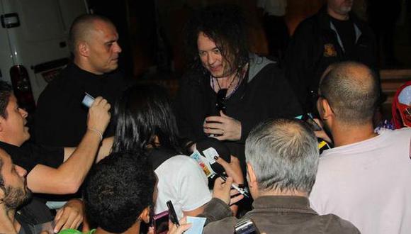 The Cure firmó autógrafos a sus admiradores en las afueras de un hotel en Brasil. (Internet)