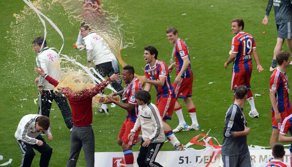 El defensa Jerome Boateng fue el encargado de propinar al español Pep Guardiola su primera ducha de cerveza, en la celebración posterior a la entrega de trofeo de campeón alemán al Bayern Munich. (AFP)