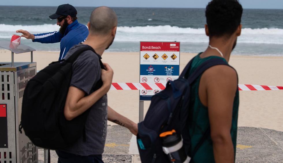 Australia ha cerrado temporalmente la famosa playa de Bondi, en Sídney, después de que miles de personas acudieran allí en contra de la prohibición de congregaciones al aire libre de más de 500 personas para evitar la propagación del COVID-19. (EFE).