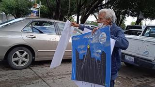 Abuelito sale todos los días a vender los dibujos de sus nietas huérfanas para que nada les falte
