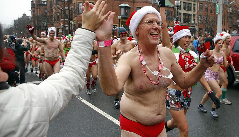 Los corredores prepararon sus mejores galas navideñas para iniciar la carrera. (Reuters)