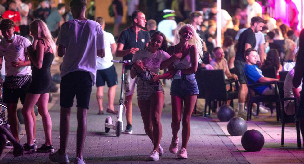 Imagen referencial. Varias personas pasean por una zona de discotecas y pubs de Magaluf, en Mallorca, España, país que registra un fuerte rebrote de coronavirus. (JOAN MATEU / AP).