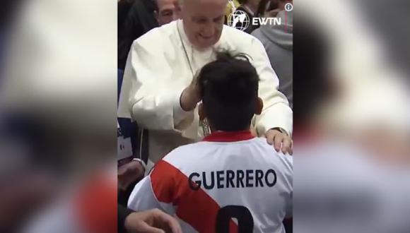 El Papa Francisco recibió con una sonrisa al niño.