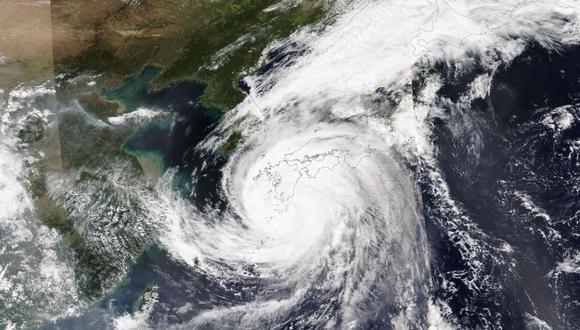 Esta imagen satelital de NASA Worldview recopilada el 18 de septiembre de 2022 muestra el tifón Nanmadol sobre el sur de Japón. (Foto de la NASA / AFP)