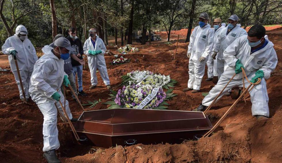 Los empleados son vistos enterrando el ataúd de una persona en el cementerio de Vila Formosa, en las afueras de Sao Paulo. Brasil es uno de los países más golpeados por el coronavirus. (AFP / NELSON ALMEIDA).