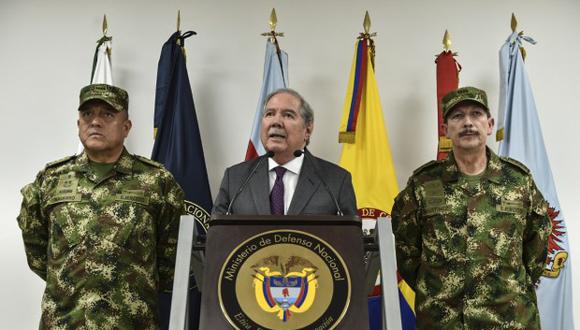 El ministro de Defensa, Guillermo Botero, leyó a la prensa un comunicado en el que anunció la decisión del Gobierno de Colombia. (Foto: AFP)