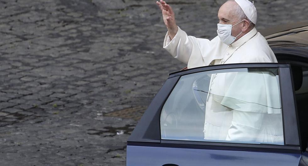 El papa Francisco saluda a su llegada a la audiencia general con el público después de que se levantaran las restricciones debidas a la pandemia de coronavirus en el Vaticano, el 12 de mayo de 2021. (EFE/EPA/FABIO FRUSTACI).