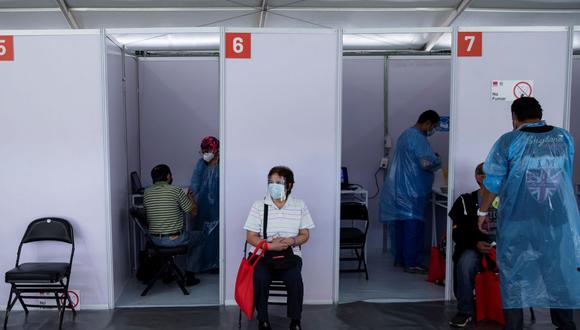 Personas mayores esperan para recibir la primera dosis de la vacuna china Sinovac contra la Covid-19. (EFE/ Alberto Valdés).