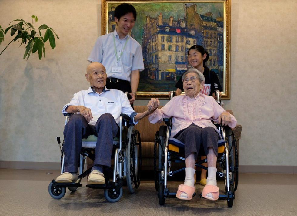 Masao Matsumoto, de 108 años, y su mujer de 100, Miyako, han sido confirmados como los esposos vivos más antiguos del mundo por edad combinada por el récord Guinness, puesto que están casados desde octubre de 1937. (Reuters)