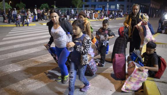Ecuador llegará a albergar a 500.000 venezolanos, según datos de la ONU. En la foto, migrantes venezolanos llegan al puesto fronterizo peruano desde Ecuador. (Foto: AFP)