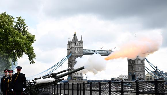 El Death Gun Salute es disparado en la Torre de Londres por la Honorable Artillery Company que tiene lugar para conmemorar la muerte de la reina Isabel II, en Londres el 9 de septiembre de 2022. (Foto: Glyn KIRK / AFP)