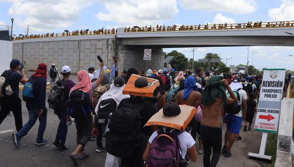 Dos nuevas caravanas integradas por unos 4.300 migrantes de distintos países partieron este lunes en busca de documentos de tránsito, desde la ciudad mexicana de Tapachula, estado de Chiapas, fronteriza con Guatemala. (Foto de EFE / Juan Manuel Blanco)
