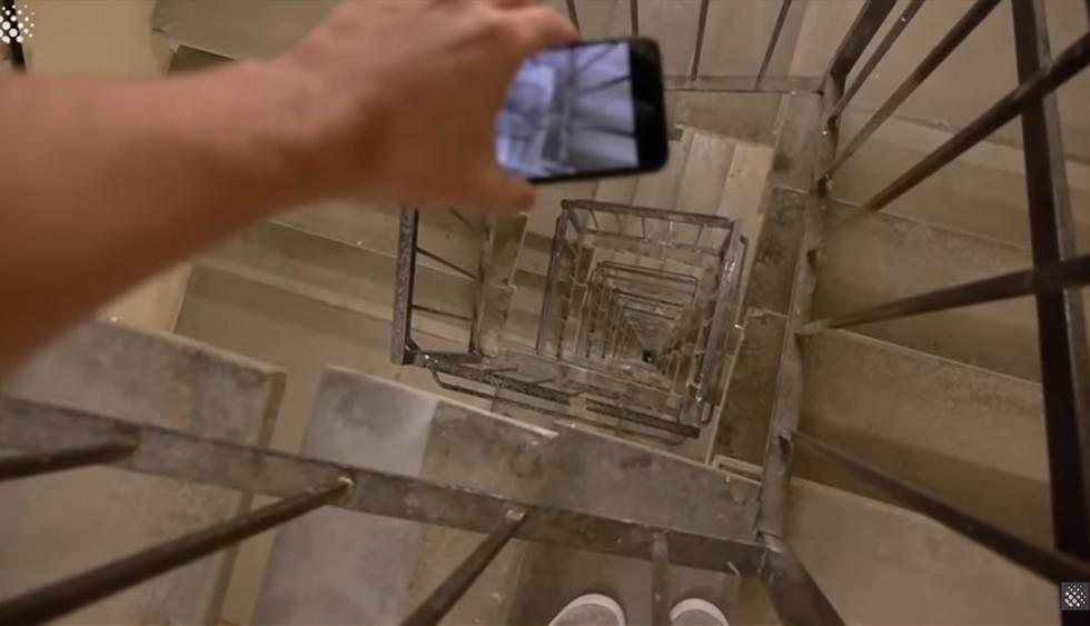 Dejó caer 30 pisos su costoso smartphone y sorprendió a todos con el resultado. El video es viral en YouTube. (TechRax)