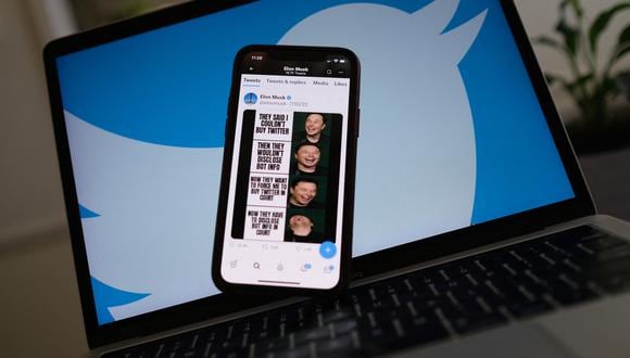 En esta fotografía ilustrativa tomada el 18 de julio de 2022, la página de Twitter de Elon Musk se muestra en la pantalla de un teléfono inteligente con el logotipo de Twitter de fondo en Los Ángeles. (Foto de Chris DELMAS / AFP)