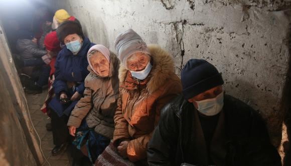 Los residentes de Sievierodonetsk, Óblast de Lugansk, esperan escondidos en su sótano durante el intenso bombardeo de las fuerzas rusas y los separatistas respaldados por Rusia el 28 de febrero de 2022. (Foto de Anatolii Stepanov / AFP)