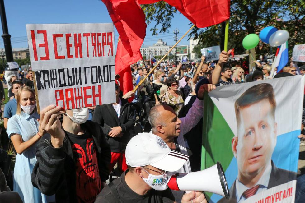 La gente participa en una manifestación contra el Kremlin en la ciudad de Jabárovsk, Rusia. (REUTERS/Evgenii Pereverzev).