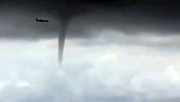 Avión atraviesa tornados en Rusia (YouTube/RT)