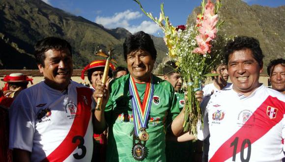 Morales se jugó una ‘pichanga’ con las autoridades ediles. (Andina)