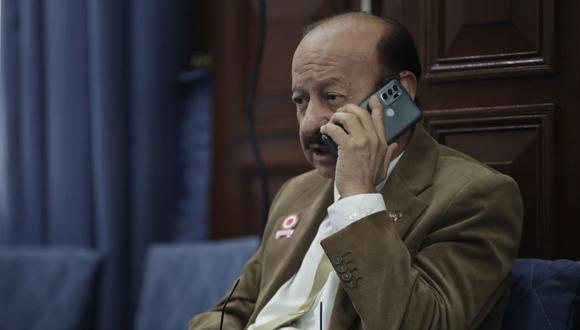 El legislador de Somos Perú evitó a la prensa tras asistir a la Junta de Portavoces.