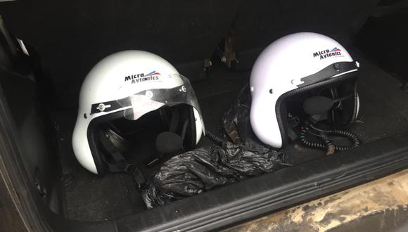 Estos son los cascos que llevaban los tripulantes extranjeros que fueron hallados por un pescador en la playa San Bartolo. (FOTO: Marina de Guerra)