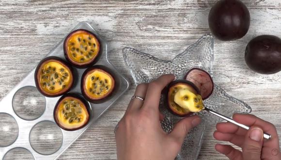 El maracuyá es conocida como la fruta de la pasión y en algunos países, su cáscara es de color guinda. (Foto: Captura de video / YouTube Crujiente y sabor)