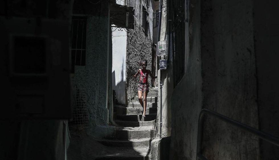 Para los habitantes de las favelas de Río, que tienen una elevadísima densidad de población, es totalmente imposible huir de las aglomeraciones aunque sean la principal recomendación para evitar los contagios del COVID-19. (EFE).