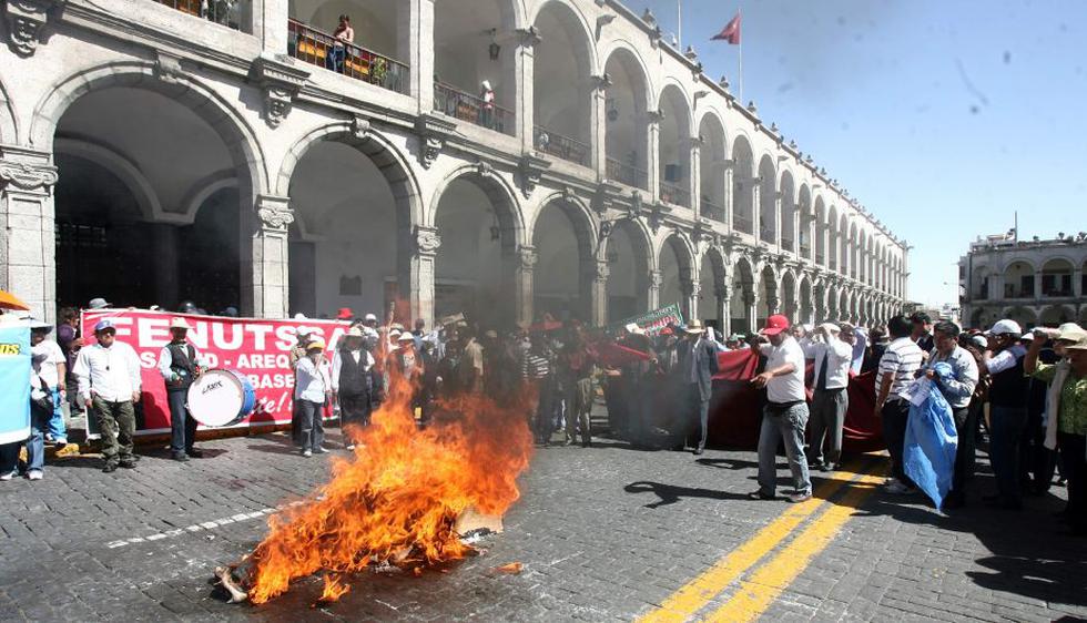 Los trabajadores quemaron ataúdes con los rostros de la primera dama, Nadine Heredia, y la ministra de Salud, Midori de Habich. (Heiner Aparicio/Perú21)