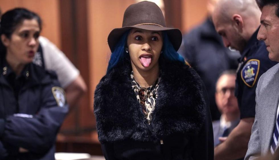 La rapera asistió a la corte luciendo un abrigo negro. Se lució confiada en todo momento. (Foto: AFP)