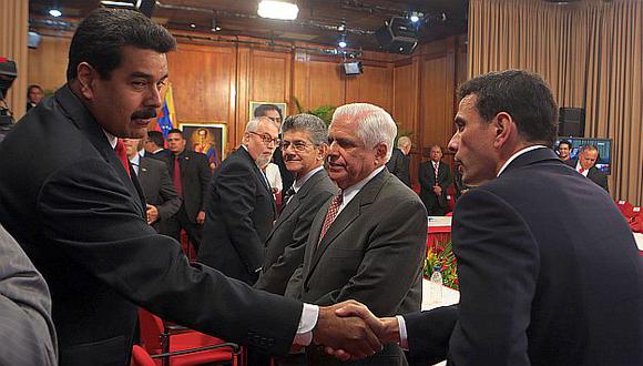 Henrique Capriles y Nicolás Maduro se saludan al inicio de la cita. (AFP)