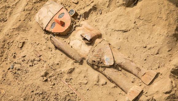 Arqueólogos realizan importante hallazgo de una escultura de madera en la Huaca Takaynamo. (Foto: Ministerio de Cultura)