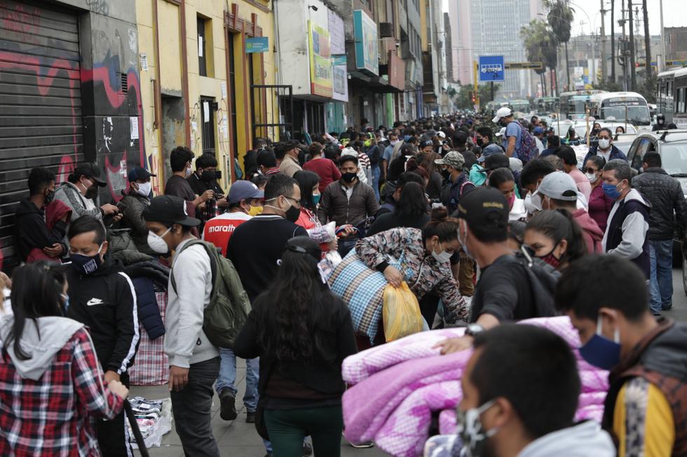 Calles de La Victoria amanecieron abarrotadas de vendedores ambulantes.(Foto: Anthony Niño de Guzman/GEC)