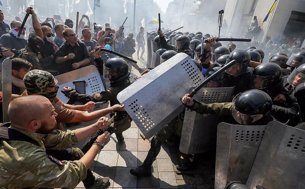 Un muerto y un centenar de heridos dejó enfrentamiento por reforma constitucional en Ucrania. (EFE)